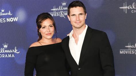 Italia Ricci and Husband Robbie Amell Share How Theyre。